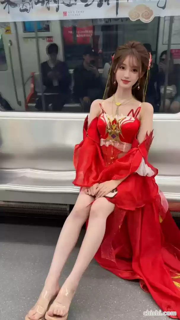 颜值COS,最美火灵儿现身地铁,仙气飘飘,石昊要沦陷了 第2张 颜值COS,最美火灵儿现身地铁,仙气飘飘,石昊要沦陷了 第2张
